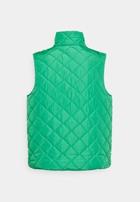 Colete acolchoado verde com gola alta, apresentando um padrão de diamante e uma textura suave e brilhante. Vista traseira sem bolsos visíveis.