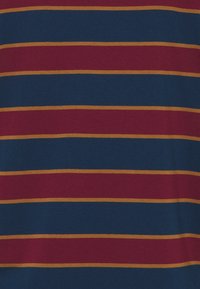 Baumwoll-T-Shirt mit horizontalen Streifen in Burgunderrot, Marineblau und Senfgelb. Weicher Stoff, lässiges Design und normale Passform.