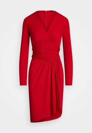 Robe rouge à manches longues avec décolleté en V devant façon portefeuille, taille froncée, ourlet asymétrique et fermeture éclair au dos.