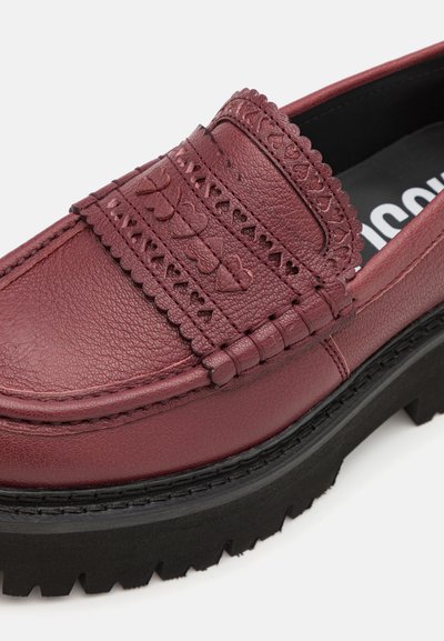 MOSCHINO - Czółenka na platformie