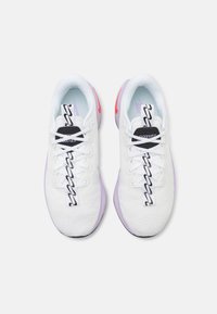 Nike Performance MOTIVA - Cestná bežecká obuv - white/lilac bloom/barely grape/bright crimson/black