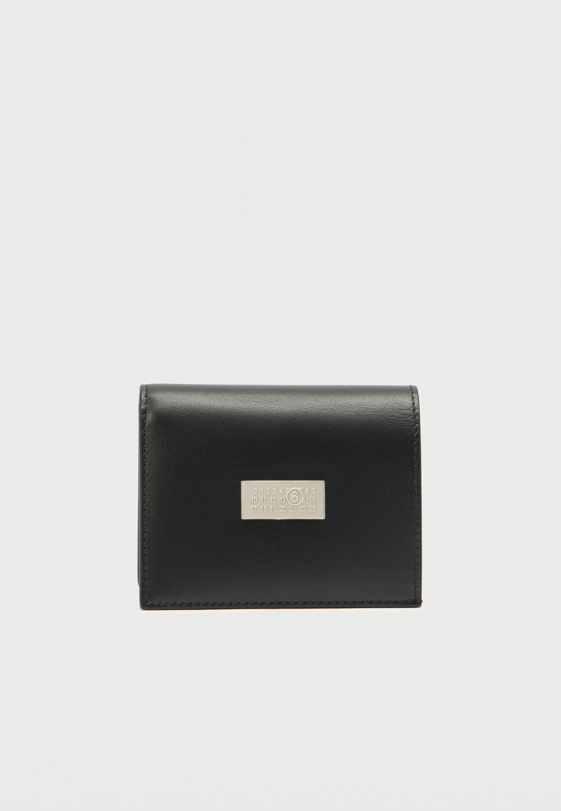 Sort læderpung med en glat overflade, rektangulær form og et sølvfarvet rektangulært metalstykke med tal. Kompakt design.