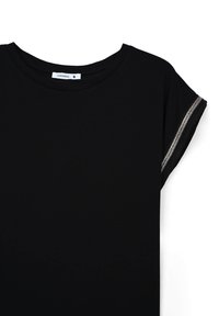T-shirt nera con scollatura rotonda e maniche corte. Presenta un'accents metallica sull'orlo delle maniche, realizzata in un tessuto liscio e leggero.