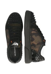 Schwarze Sneaker mit Camouflage-Netzpanelen, mit Nietenakzenten an der Zehenspitze und Ferse, schwarzen Schnürsenkeln und orangefarbenen Details an den Ösen.