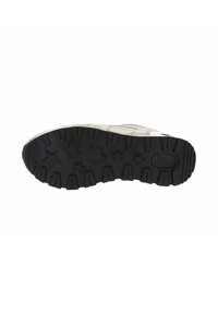 Suela de zapato con banda de rodadura de goma negra que presenta patrones en forma de estrella y surcos para una mejor tracción, vista desde abajo.