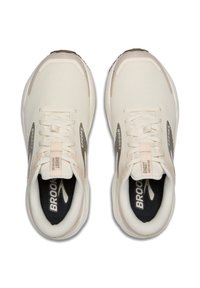 Zapatillas de running beige con parte superior de malla texturizada, entresuela blanca y plantillas negras. Marca en los laterales y en la lengüeta en gris y negro.