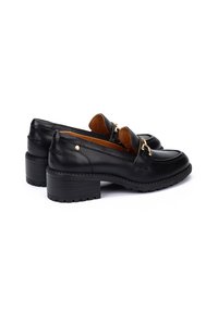 Mocassins en cuir noir avec un petit talon bloc et des accents en garniture dorée. Présentent une texture lisse et un design à enfiler avec des orteils arrondis.