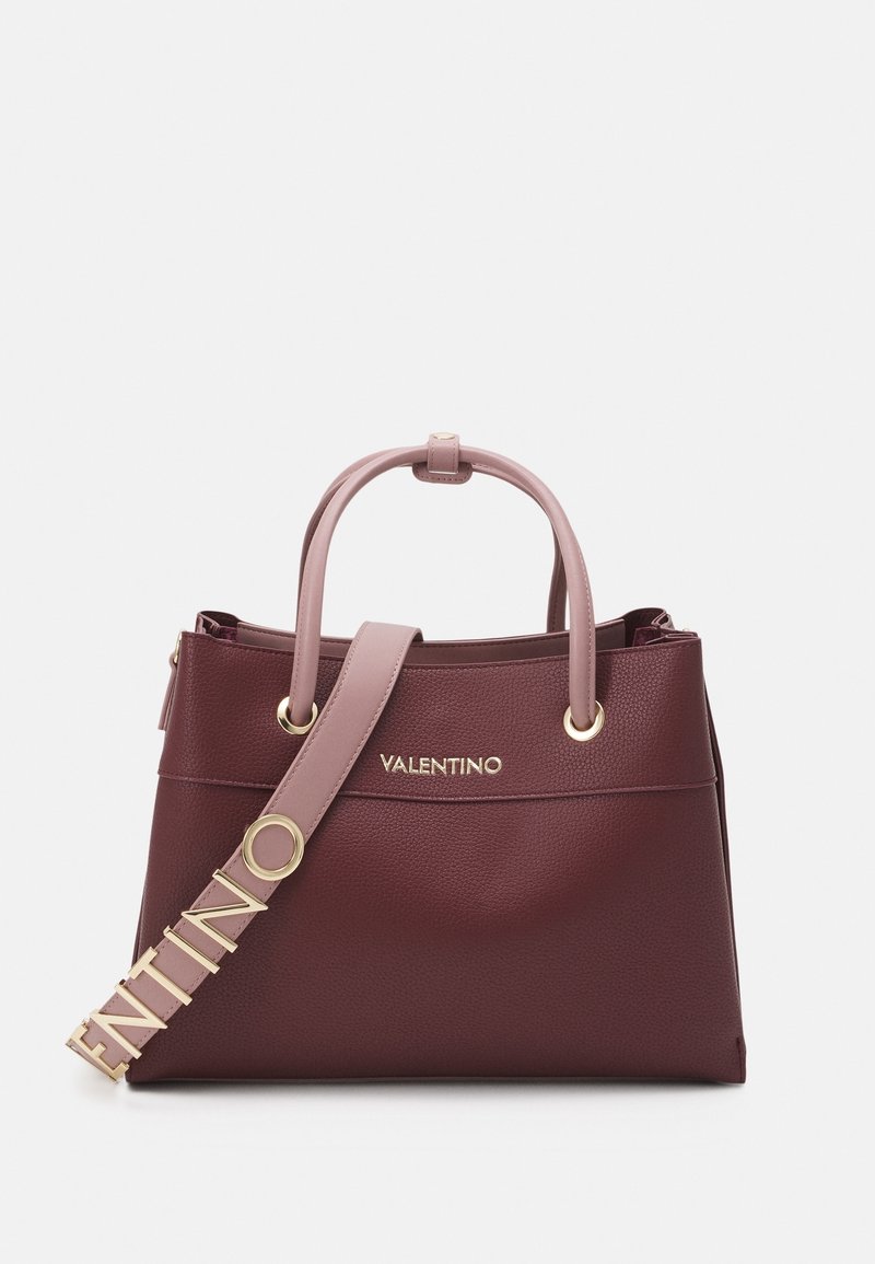 Sac à main en cuir bordeaux foncé avec poignées et bandoulière rose clair, ferrures dorées et logo "Valentino" sur le devant.