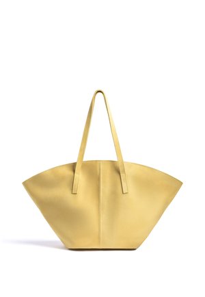 Bolso tote grande de color amarillo con forma ancha y angular y largas asas planas para el hombro, mostrado sobre un fondo blanco.
