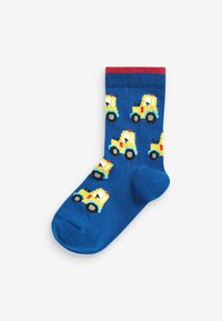 Kinder-Socken aus blauer Baumwolle mit einem Design von gelben Lastwagen und schwarzen Rädern. Roter gerippter Bund oben. Weiche Textur.