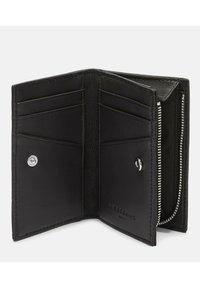 Zwarte leren portemonnee met meerdere kaartsleuven, een ritsvak en een drukknoopsluiting. Getextureerde afwerking en geperst merkdetail.