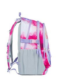 Batoh má pastelový růžový a fialový květinový vzor na hladké tkanině. Boční síťová kapsa, šedý základ a dvě přihrádky na zip.
