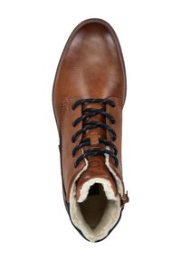 Brauner Lederknöchel-Stiefel mit dunkelblauen Schnürsenkeln, weißem Kunstfellfutter und strukturierter Oberfläche. Verfügt über einen Seitenreißverschluss für einfachen Zugang.