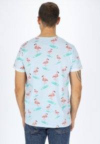 Blount & Pool TROPICAL POCKET - Print T-shirt - lt blue surfing flamingo