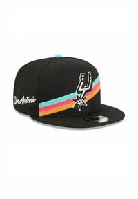 Schwarze Kappe mit flachem Schirm, mit einem San Antonio Spurs-Logo, mehrfarbigen Streifen in Türkis, Pink und Orange sowie gesticktem Text.