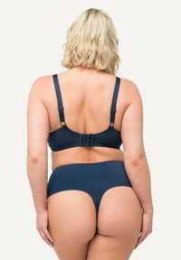 Navy blue lingerieset, met een bralette met verstelbare bandjes en een hooggekruiste onderkant van een gladde, rekbare stof.