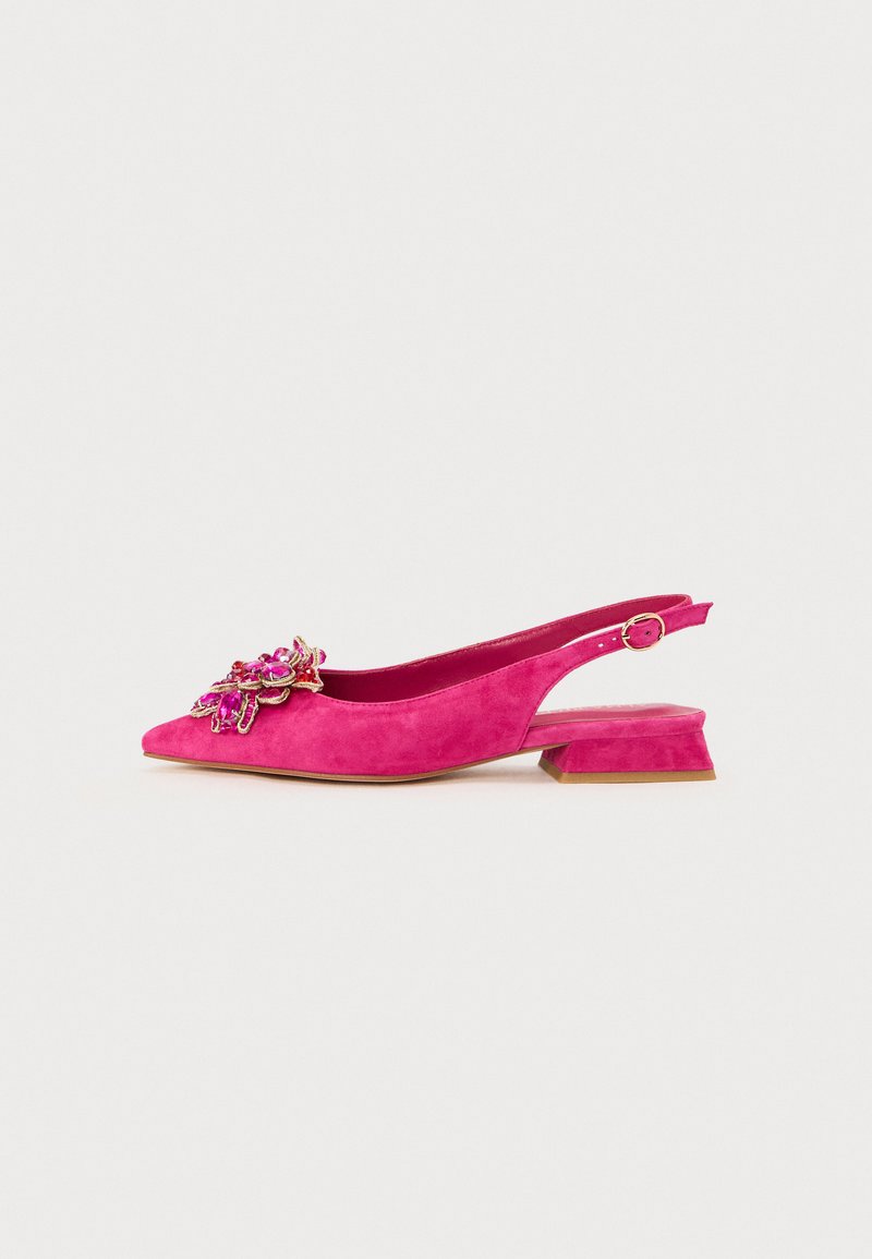 Rožinės zomšos slingback batai su smailiu tuku ir žemu bloku kulnu, papuošti dekoratyviniais gėlių akcentais purpurinės ir raudonos spalvos.
