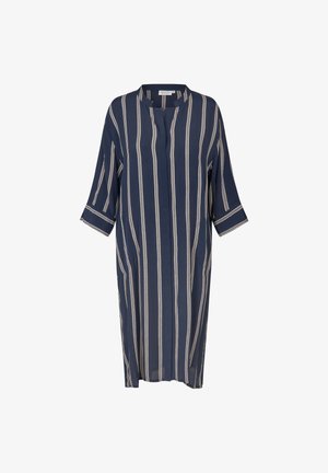 Robe légère bleu marine avec des rayures blanches verticales. Comprend un col mandarin et des manches trois-quarts. Coupe légèrement ample.