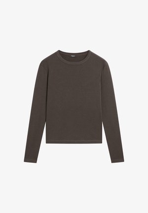 Bruine langemouwshirt gemaakt van een zachte stof. Het heeft een ronde halslijn, een rechte snit en smalle stiksels langs de zoom en mouwen.