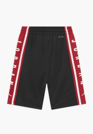 Czarne sportowe spodenki z czerwonymi i białymi paskami po bokach oraz napisem "JORDAN" z każdej strony, z etykietą "DR-FIT" blisko pasa.