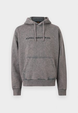 Siv pulover s kapuco, opran videz, z žepom kenguru spredaj in črnim napisom "ALPHA INDUSTRIES" čez prsni del, z vrvico za kapuco in rebrastimi manšetami.