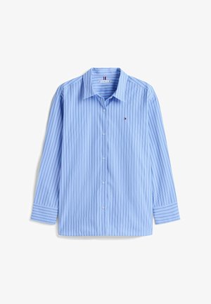 Hellblaues Langarmhemd mit vertikalen Streifen, einem Knopfverschluss und einem kleinen gestickten Logo auf der Brust.