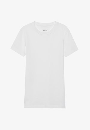 Fehér pamut póló rövid ujjakkal, bordázott környakkal és egyenes szabással. Nincsenek minták vagy díszítések. A címke látható a nyaknál.