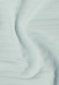 Tessuto azzurro chiaro a coste con una trama morbida e liscia. Il tessuto presenta pieghe delicate e una brillantezza sottile che mette in risalto il motivo a coste.