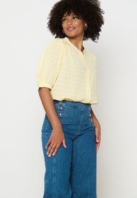 LolaLiza WITH VOLUME SLEEVES - Užsagstoma palaidinė - yellow pastel