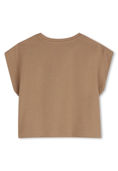 Καφέ κοντομάνικη κοντή μπλούζα με φαρδιούς ώμους και στρογγυλή λαιμόκοψη, απλωμένη επίπεδα σε λευκό φόντο, δείχνοντας την πίσω πλευρά.