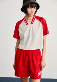 Nike Sportswear Apdrukāts T-krekls - light iron ore/fire red