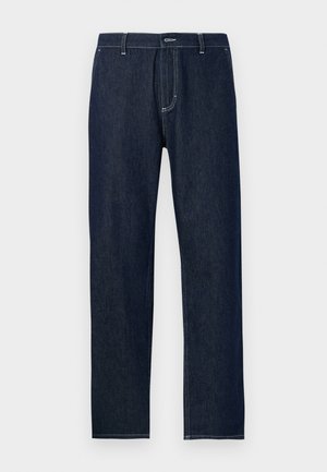 Jeans in denim blu scuro con design a gamba dritta, caratterizzati da cuciture gialle a contrasto e un classico layout a cinque tasche.