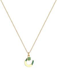 Guld halskæde med en buet hestesko vedhæng, der er accentueret med grøn emalje og små grønne sten, som symboliserer held.