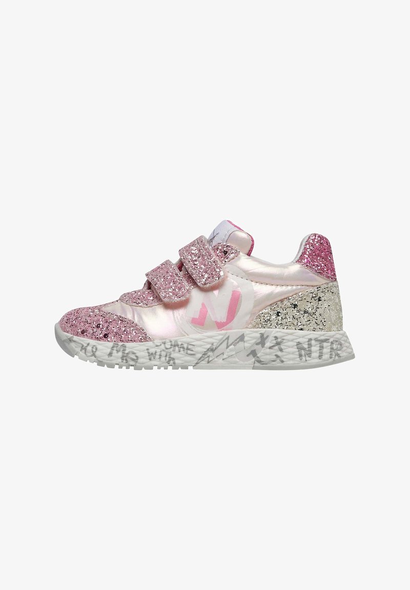 Baskets roses pailletées avec des sangles Velcro, un dessus synthétique brillant, des accents argentés et une semelle blanche texturée ornée de motifs calligraphiés.