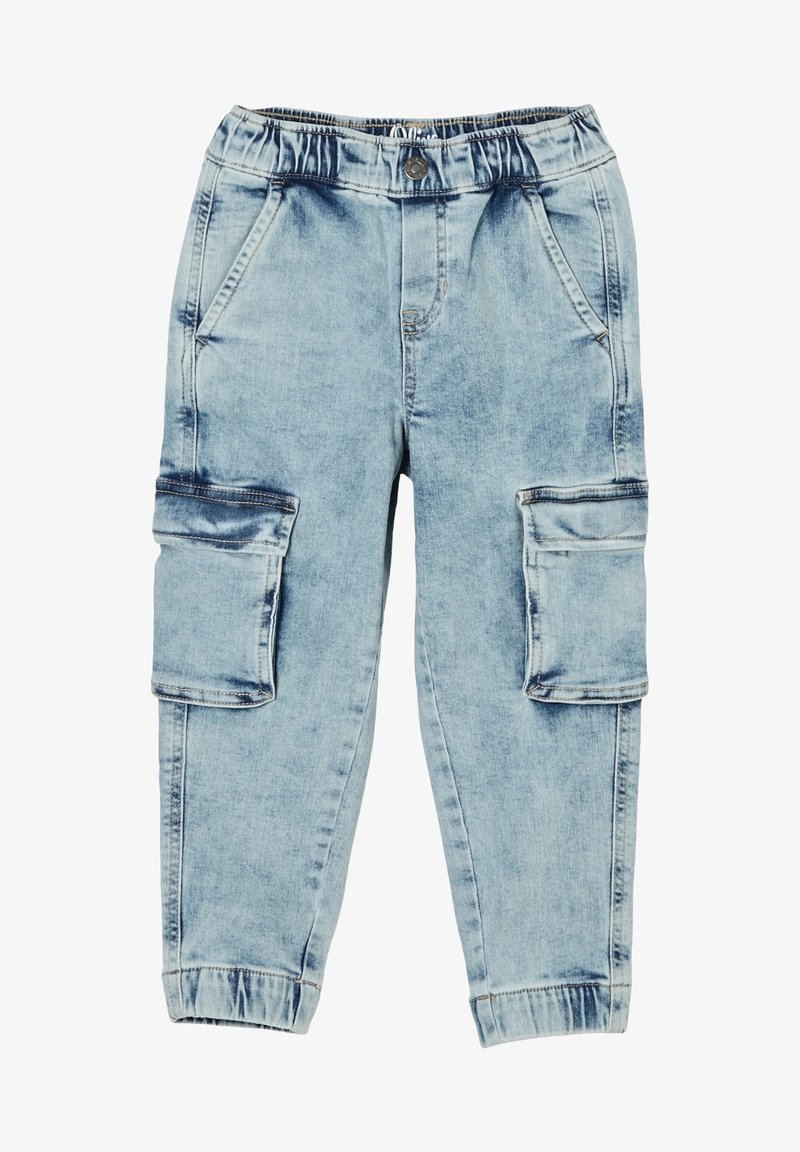 Pantalon cargo en denim bleu clair avec une taille élastique, quatre poches, et des jambes fuselées avec des poignets à la cheville. Texture douce et délavée.