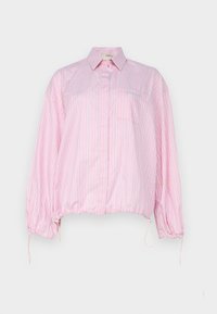 Camisa de botão em listras rosa e branca com um corte relaxado, punhos elásticos e barra ajustável. Apresenta um bolso no peito e detalhes bordados.