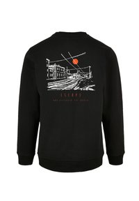 Schwarzer Sweatshirt mit einem grafischen Design einer Straßenszene, einem roten Sonnenuntergang und Gebäuden, mit weißen Umrissen und Beschriftungen am unteren Rand.