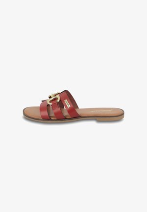 Sandal in pelle rossa con diverse cinghie orizzontali, caratterizzata da un'elegante fibbia dorata e una soletta in pelle beige. Piatti con suola in gomma.