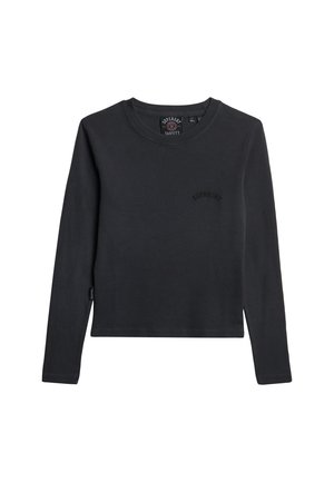 Camiseta negra de manga larga con textura acanalada y diseño cortado. Presenta un pequeño logotipo "Superdry" bordado en el pecho.