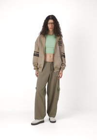 BDG Urban Outfitters Hlačami s stranskimi žepi - khaki