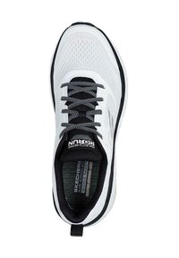 Zapatilla deportiva Skechers en malla blanca con acentos en negro. Cuenta con una puntera redondeada, lengüeta texturizada y una plantilla acolchada con marca.