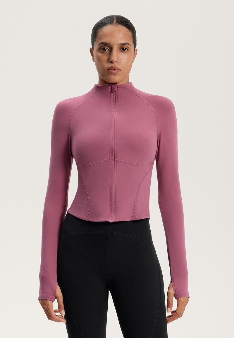 TÆTSITTENDE, langærmet jakke i mauve med hel frontlynlås, flade sømme og tommelhuller ved manchetterne, lavet af strækbart, glat stof.