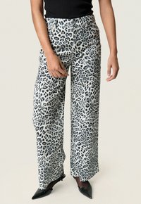 Soaked in Luxury SLSandja Vanesa - Flared jeans - grey leopard patteren