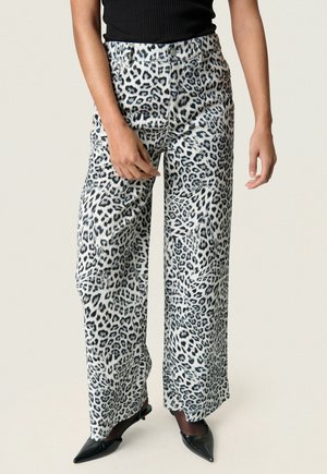 Soaked in Luxury SLSandja Vanesa - Flared jeans - grey leopard patteren