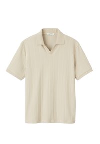 Polo beige à manches courtes avec un col en V, présentant une texture côtelée et un col plat contrastant. Pas de logos ni de motifs visibles.