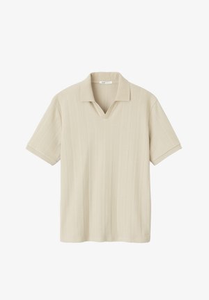 Polo beige à manches courtes avec un col en V, présentant une texture côtelée et un col plat contrastant. Pas de logos ni de motifs visibles.