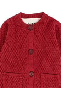 Cardigan rosso lavorato a maglia con motivo testurizzato, scollatura rotonda, tre bottoni e due tasche frontali.
