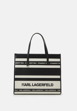 Schwarz-weiß gestreifte Karl Lagerfeld Tragetasche mit zwei Griffen und dem Markennamen auf den horizontalen Streifen gedruckt.