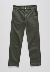 Pantalones chinos de color verde oscuro, hechos de algodón. Cuentan con dos bolsillos frontales y un cierre de cremallera con dos botones de metal. Diseño de pierna recta con bordes dobladillados.