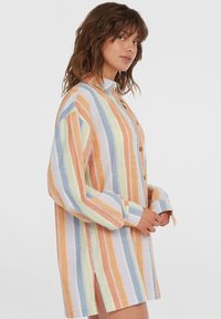 Gestreepte linnen shirt in oranje, blauw, groen en gele tinten, met lange mouwen, knopen en zijsplitten voor extra gemak.